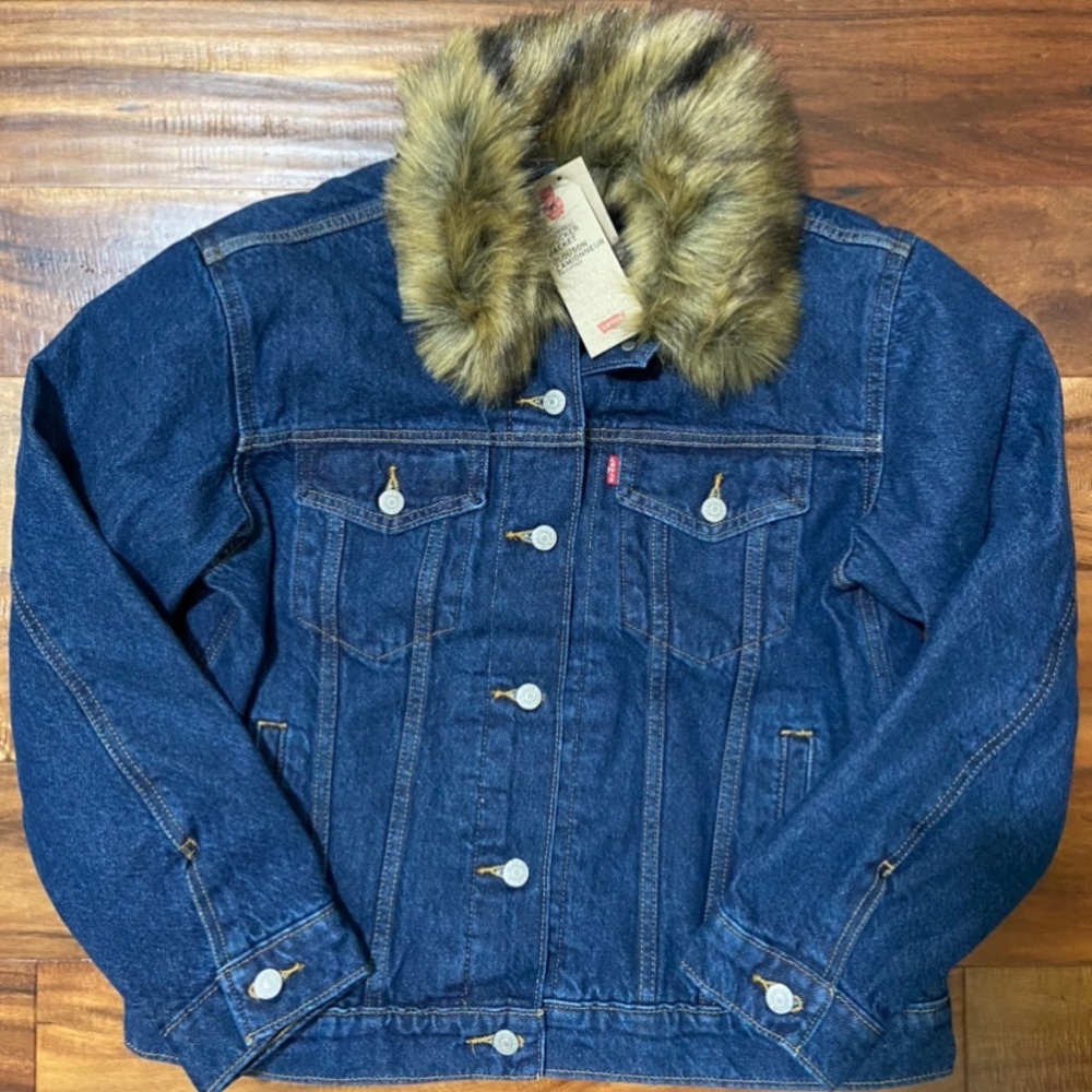 Levi’s ex-boyfriend trucker jacket with fur collar